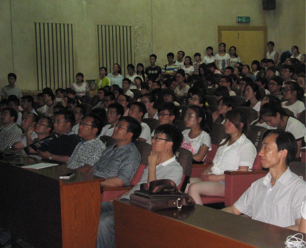 公司师生认真听取汪教授作报告