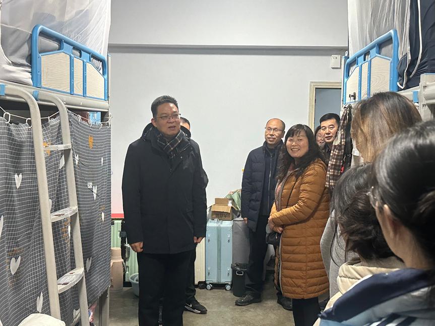 党委常委、副董事长左国防深入员工宿舍开展联系员工走访活动 